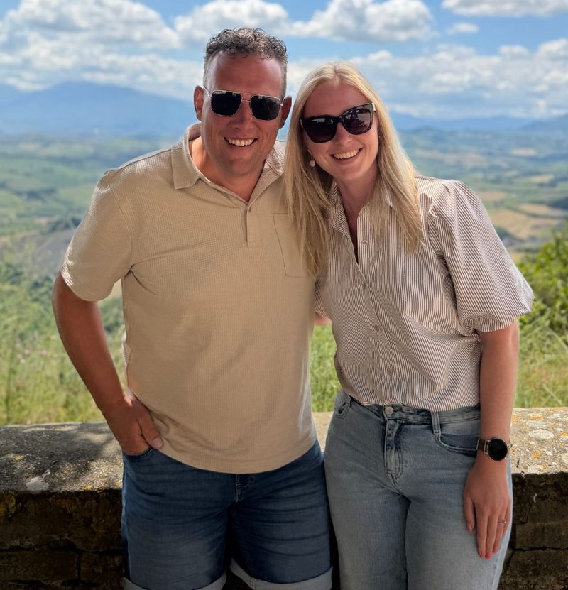 Gino e Daphne, i fondatori di ChiArriva, sulle colline delle Marche